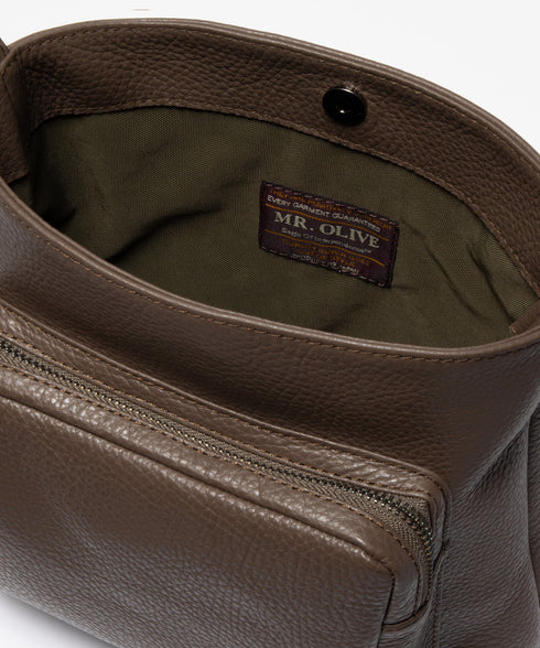 MR.OLIVE E.O.I / MILANO GRAIN LEATHER / GUSSET POCKET COMPACT SHOULDER BAG ミスターオリーブ イーオーアイ/ミラノグレインレザー/ガゼットポケット コンパクトショルダーバッグ)